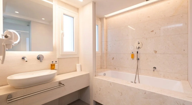 Номер Executive с видом на бассейн Mirablue Luxury Residences