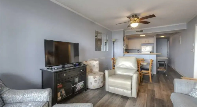 Tilghman Beach and Racquet #107 3 Bedrooms 2.5 Bathrooms Condo, Забронировать Апартаменты/квартира Отели Норт-Миртл-Бич с парковкой, рядом с Парк развлечений OD Pavilion, Парковка