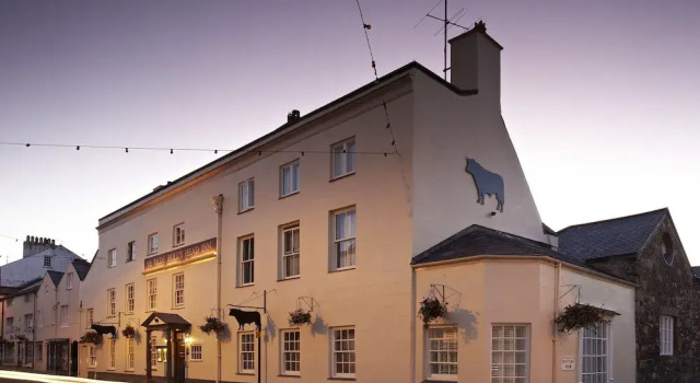The Bull and Townhouse, Beaumaris- The Inn Collection Group, Забронировать Гостевой дом Бомарис Anglesey, рядом с The Penny Farthing Sweet Shop