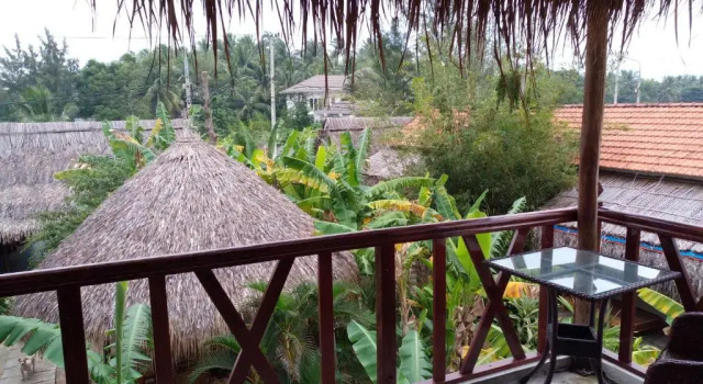 Бунгало с балконом The Seaside Bungalow Hostel and Bar