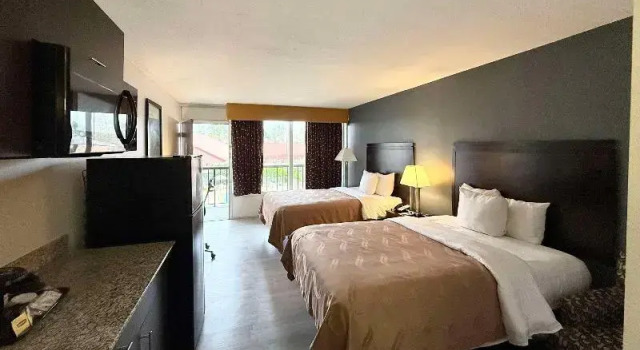 Четырёхместный номер Standard с балконом Quality Inn & Suites Baton Rouge West – Port Allen