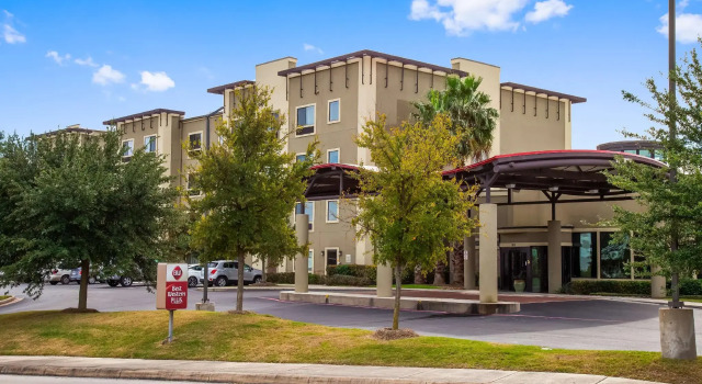 Четырёхместный номер Deluxe Best Western Plus Lackland Hotel and Suites