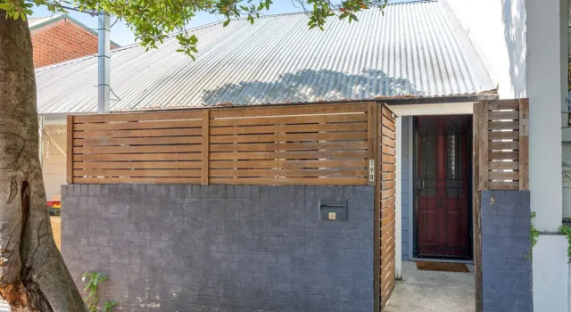 Stylish 2-bed Cottage in Trendy Erskineville, Забронировать Дом для отпуска Коттеджи Сиднея, рядом с Театр Enmore, Коттедж