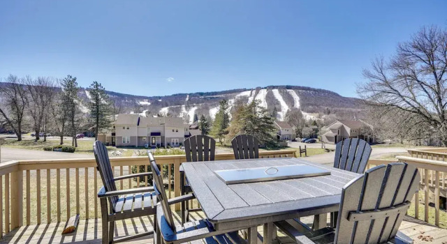 Апартаменты Charming Townhome - Walk to Greek Peak Mountain!