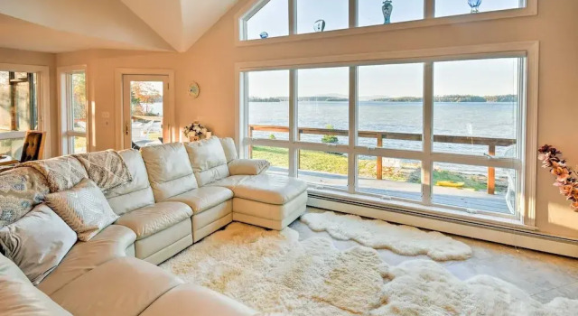Коттедж Luxurious Oceanfront Flanders Bay Home w/ Kayaks!