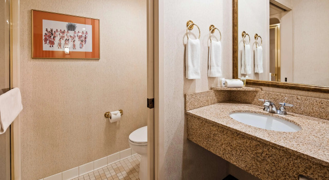 Четырёхместный номер Standard Inn at Santa Fe, SureStay Collection by Best Western