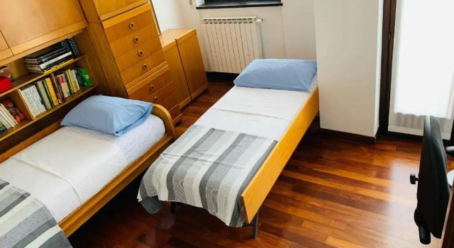 Апартаменты Near Como, charming apartment with fireplace