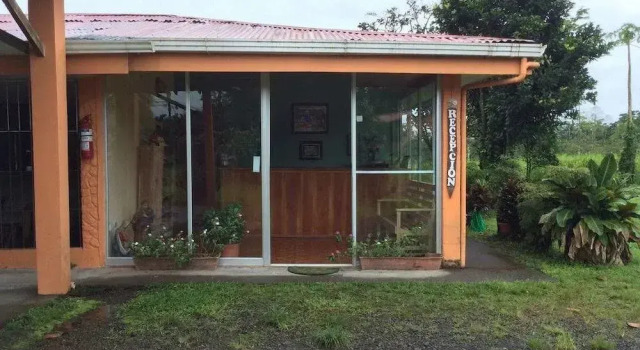 Cabinas Los Guayabos, Varaa Hotelli Hotellit Alajuela pysäköinnillä, Pysäköinti