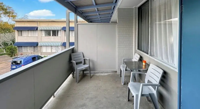 Четырёхместный номер Standard с балконом Golden Sands Motor Inn