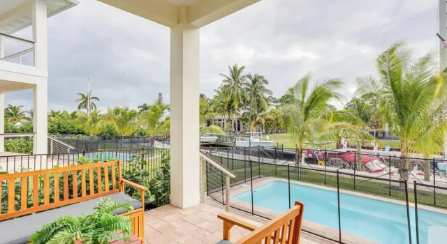 Апартаменты с 3 комнатами с балконом Private Pool: Waterfront Stuart Townhome!