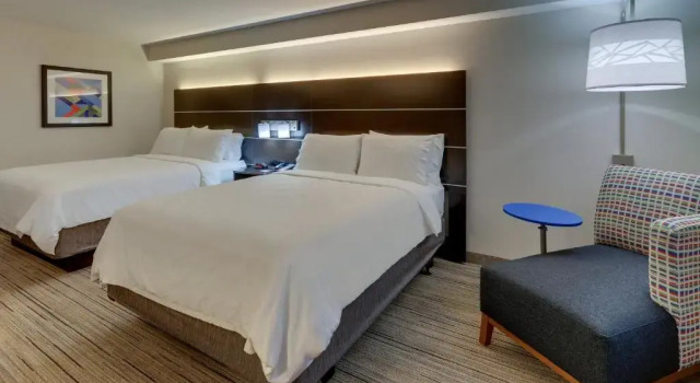 Четырёхместный номер Standard Holiday Inn Express & Suites Troy by IHG