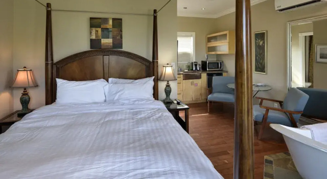 Above The Beach Guest Suites, Đặt Nhà khách Penticton 