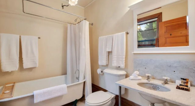 Люкс c 1 комнатой с балконом Historic District BnB