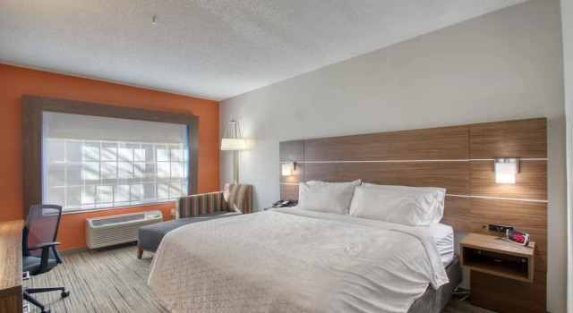 Двухместный номер Standard Holiday Inn Express Hotel & Suites Oshkosh - State Route 41 by IHG