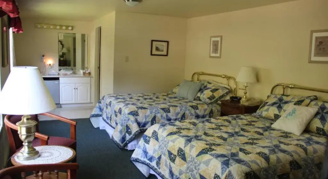 Четырёхместный номер Standard Harkness Brook Inn