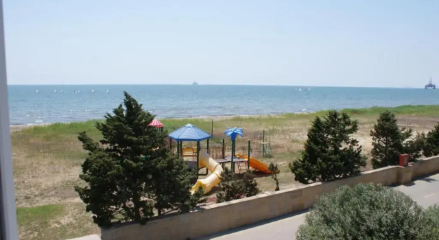 Полулюкс The Crescent Beach Hotel