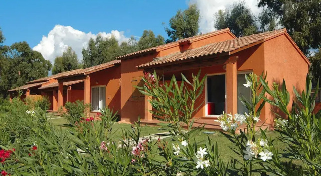 Spacious Corsica Stay for 8 Near Beach, Varaa Huoneisto Ghisonaccia 