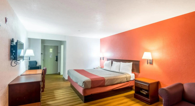 Motel 6 Oklahoma City OK Fairgrounds West, Prenota Motel Hotel a Oklahoma con piscina, Piscina