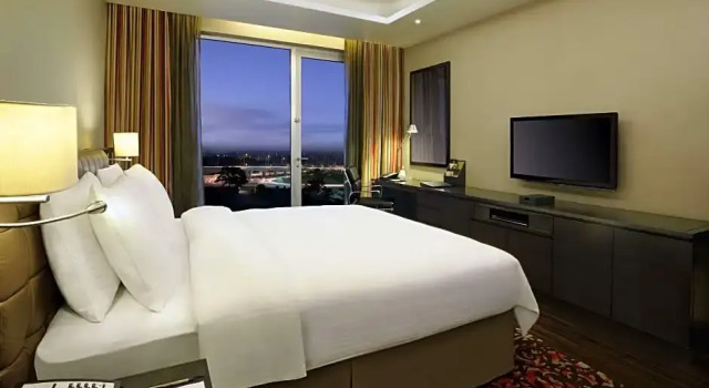 Двухместный люкс c 1 комнатой с балконом DoubleTree Suites by Hilton Bengaluru Outer Ring Road