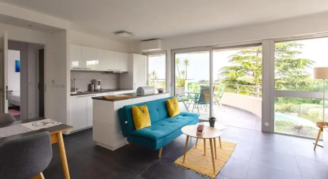 Апартаменты Furnished air-conditioned apartment with terrace sea view & swimming pool