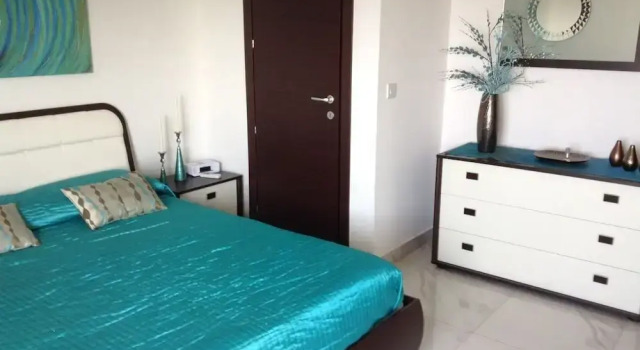 Luxury Seafront Apartment With Pool, Boek Appartement Appartementen in Qawra, Appartement