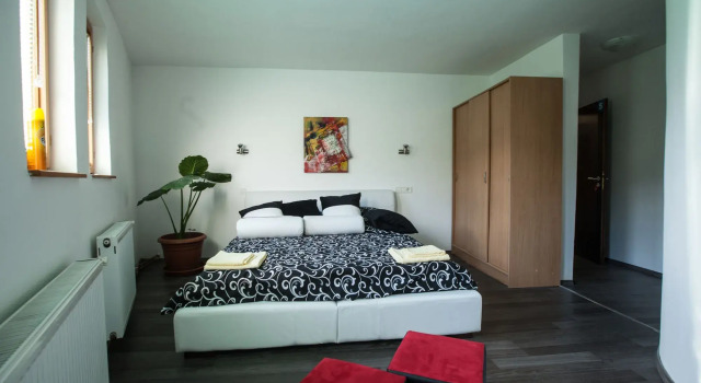 Guest House LIKE, Забронировать Хостел Отели Сараево с парковкой, рядом с Улица Башчаршия, Парковка