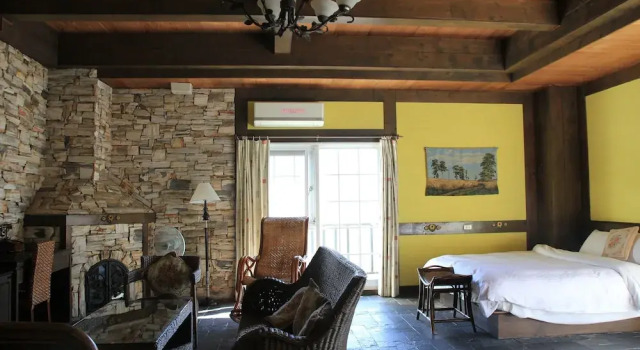 Четырёхместный номер Standard с балконом и с видом на горы Provence Rose Lodge