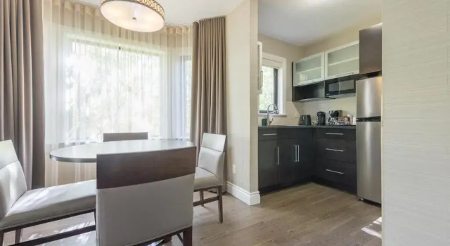 Двухместная студия люкс с видом на воду Ramada by Wyndham Ottawa On The Rideau