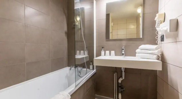 Двухместный номер Standard CITHÔTEL LE DAV Clermont-Ferrand Centre