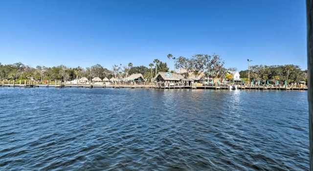 Коттедж с 2 комнатами с балконом Homosassa River Home w/ Private Boat Ramp & Kayaks