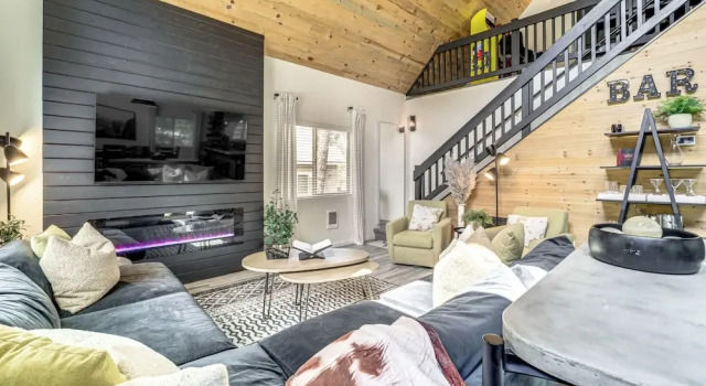 Walk to Trails: Modern Munds Park Mountain Retreat, Забронировать Дом для отпуска Мандс-Парк штат Аризона