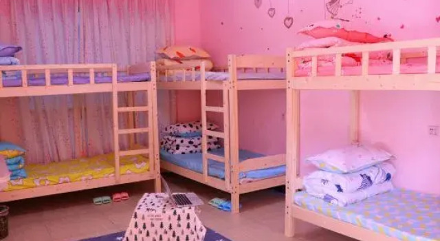 Кровать в общем номере Fenghuang Snail Inn