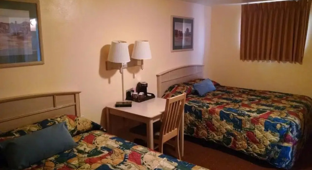 Четырёхместный номер Standard с видом на горы White Sands Motel