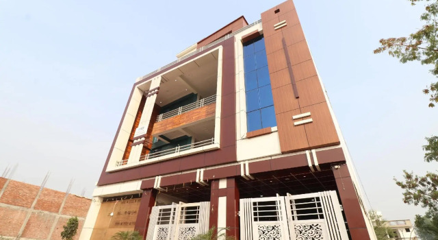OYO 28244 Hotel The Green Town, Забронировать Отель Отели Гомти Нагара с парковкой, Парковка