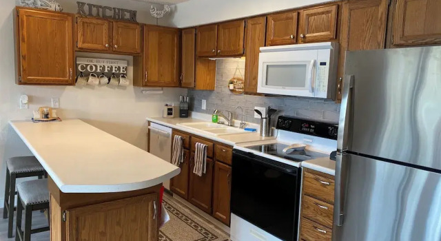 Номер Standard Lakefront Couple Retreat Near Hot Spots and Dining