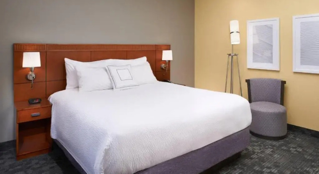 Двухместный люкс c 1 комнатой с балконом Courtyard St. Louis Westport Plaza