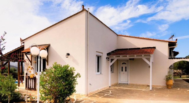 Beautiful Villa Near Sea in Epano Sisi