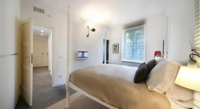 Апартаменты Deluxe Charming Lake View Apartment