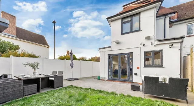 Spacious 4BR Home in Brentford, Free Parking