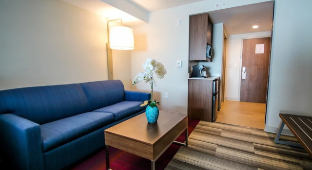 Двухместный люкс с видом на бассейн Holiday Inn Express & Suites Miami Airport East by IHG