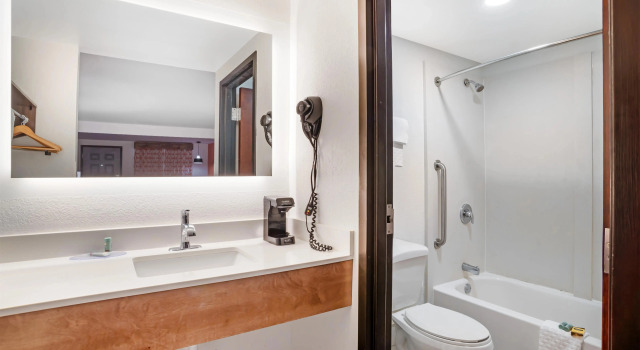 Четырёхместный номер Standard Best Western Statesville Inn