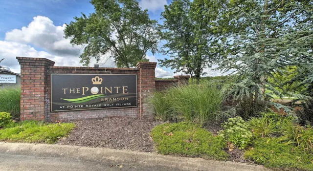 Golf, Pools & Near The Strip! Pointe Royale Condo, Забронировать Апартаменты/квартира Отели Table Rock Lake с парковкой, Парковка