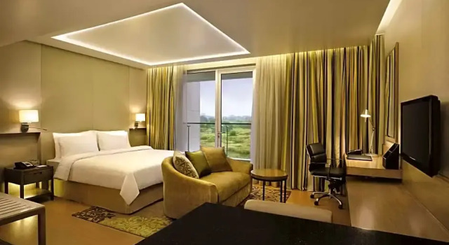Двухместный люкс c 1 комнатой с балконом DoubleTree Suites by Hilton Bengaluru Outer Ring Road