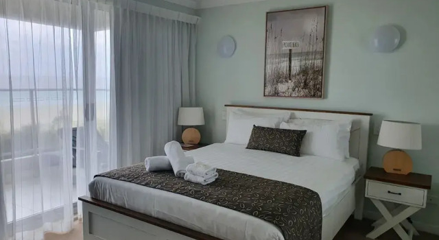 Апартаменты Superior с 2 комнатами с балконом и рядом с пляжем Pacific Surf Absolute Beachfront Apartments