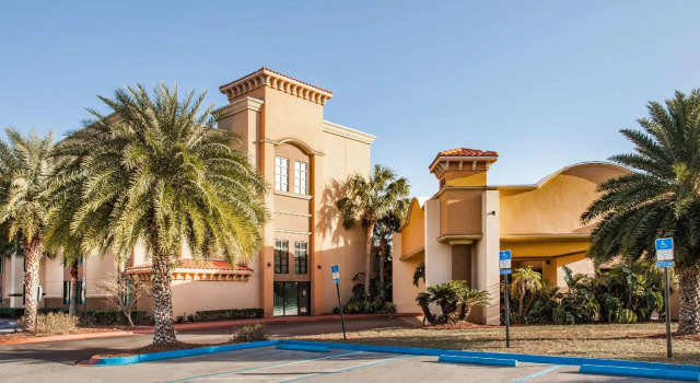 Кровать в общем номере Ramada Jacksonville South Conference Center