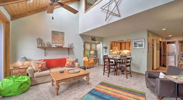 All-season Base! Unit w/ Balcony in Beech Mountain
