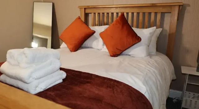 Nottingham 5-br, Sleeps 11 w/ Garden & Parking, Забронировать Отель Отели Ноттингема 3 звезды, рядом с Замок Ноттингема, 3*