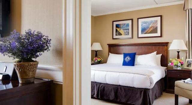 Кровать в общем номере Salem Waterfront Hotel & Suites