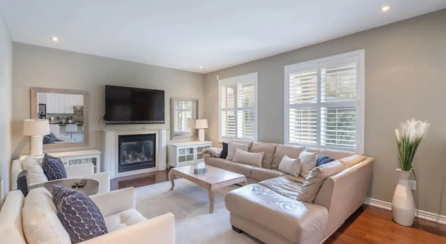 Stylish 4BR Oasis Peaceful Mississauga Location, Varaa Lomakoti Mississauga 