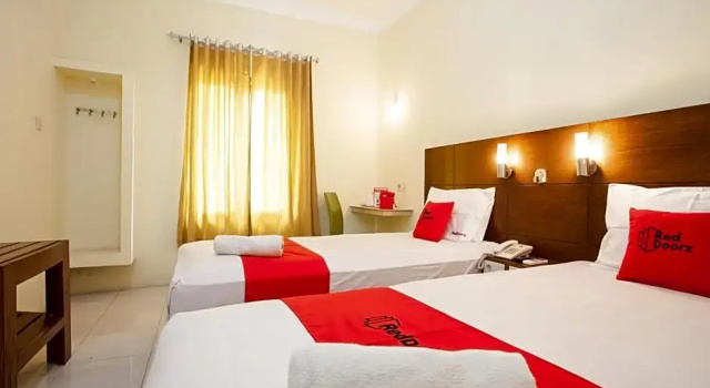 Standard Twin room RedDoorz near Marvel City Mall